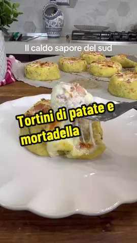 Tortino di patate e mortadella…800 g patate q.b. sale q.b. olio extravergine d’oliva q.b. prezzemolo 60 g parmigiano grattugiato 50 g pangrattato 2 uova 1 pizzico pepe nero 200 g mortadella 250 g provola (fontina o caciotta) 100 g formaggio spalmabile #ilcaldosaporedelsud 