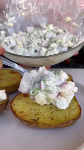 Śledzie w śmietanie i pieczone ziemniaki: składniki: duże ziemniaki, sól, pieprz, olej, rozmaryn. Śledzie: 400 g śledzi, 1 jabłko, kilka ogórków korniszonów lub kiszonych, 1 cebula lub kilka cebulek ze szczypiorkiem, sól, sporo pieprzu 250 ml kwaśnej śmietany 18% i 80 ml słodkiej śmietanki, opcjonalnie czerwony pieprz w zalewie. #śledzie #kartofle #ziemniaki #sałatka #ryba #święta #obiad #przepis #przepisy #kuchniapolska #jedzenie #polishfood 