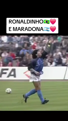 R10 E MARADONA ❤️🇦🇷🇧🇷 #ronaldinho  #skills #ronaldinhoskills #skillsfootball #maradona 