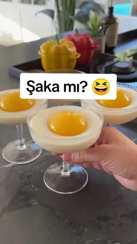 Sürpriiiiz tatlı🥳🥳hem göze hem mideye hitap eden yumuşacık kremasıyla enfees bir tatlı🤤 Malzemeler  ölçü : 200 ml bardak  4 su bardağı portakal suyu (sıkma veya hazır kullanılabilir) 4 yemek kaşığı nişasta (buğday veya mısır farketmiyor) 4 veya 5 yemek kaşığı toz şeker (meyve şekerine göre)   Muhallebisi için 5 su bardağı süt 3 yemek kaşığı un 2 buçuk yemek kaşığı nişasta 1 su bardağına yakın toz şeker (200 ml bardakta) 1 paket vanilya  Öncelikle portakallı joleyi hazırlıyoruz ve hafif su ile ıslattığımız geniş kahve fincanının yarısından biraz fazla olacak şekilde dolduruyoruz buzdolabında tamamen katılaşana kadar bekliyoruz 4-5 saat bekliyor.  Daha sonra muhallebiyi hazırlıyoruz muhallebileyi kuplara pay ediyoruz 5 dk sonra hafif kabuk bağlamaya başladığında portakallı jolemizi üzerine bırakıyoruz. Buzdolabında dinlendikten sonra servise hazır. Afiyet olsun @sukrankaymak