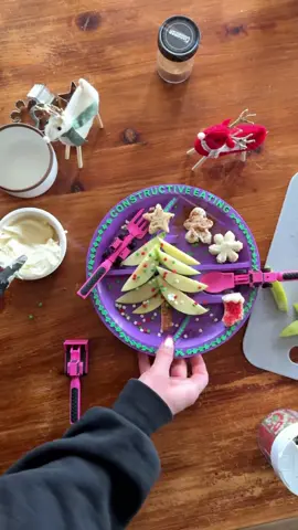 Oh *apple* Christmas tree oh *apple* Christmas tree 🍎🎄 #constructiveeating #holidayspirit #feedkidscreatively #toddlerholidayfood #holidaybreakfast #madeinusa #SmallBusiness #toddlerplates #supportsmallbusiness 