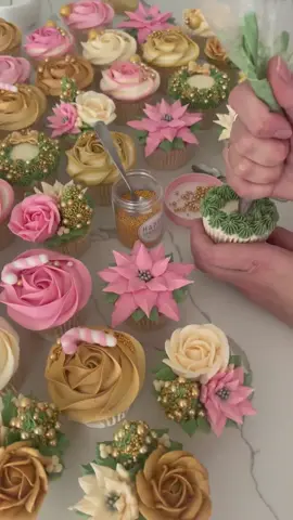 ℂ𝕙𝕣𝕚𝕤𝕥𝕞𝕒𝕤 𝕓𝕦𝕥 𝕞𝕒𝕜𝕖 𝕚𝕥 𝕖𝕕𝕚𝕓𝕝𝕖 🧁 Sprinkles from @happysprinkles_  Fondant bow from @caketoppersbyanna  Buttercream recipe, method and piping by moi 😉 #cupcakeslovers  #cupcakegoals  #cupcakesponge  #wreath  #wreathmaking  #sprinkles  #christmaswishes  #christmas  #edibleart  #floralcupcakes  #floralcupcakes  #cakeworld  #buttercream 