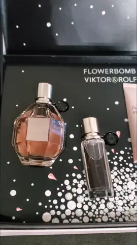 Gift ideas #complimentary from @influenster @Viktor&Rolf Fragrances #complimentary #flowerbomb #vrholidays 