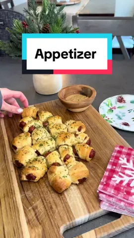 Little christmas tree pigs in a blanket for a fun and easy Christmas appetizer #appetizer #pigsinablanket #christmasfood #christmasappetizer #holidayappetizer #partyfood #easyappetizers 