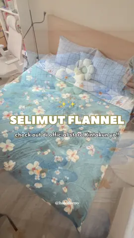Siapa yang kalau tidur pasti butuh selimut? 🙋‍♀️ Berhubung udah terbiasa pake selimut, jadi mau cuaca lagi adem ataupun lagi panas pun aku selalu pake selimut😆 tapi selimutnya aku suka yg ga terlalu tebel, biar ga gerah tapi tetep nyaman dipakenya ✨ Salah satu yg paling bikin betah selimutan itu selimut flannelnya @kintakunbedcover karena super lembuttt di kulit 🥹🥹 bulunya juga anti rontok, ga akan bikin alergi & iritasi! Ukuran 160x200cm dan banyak pilihan motifnyaa loh.. tinggal pilih yang sesuai sama sprei nyaa 😆😆 yuk cek pilihan motifnya di official storenya Kintakun!  #Kintakun #BikinTidurEnak #kintakuncollections #dekorasikamar #Inspirasibarudarikamar #DariKamaruntukIndonesia #BerawaldariKamar #kamaraesthetic #banggabuatanIndonesia 