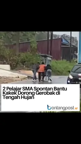Dua Pelajar SMA Spontan Bantu Kakek Dorong Gerobak di Tengah Hujan. Aksi terpuji yang baru saja dilakukan dua pelajar SMA asal Sulawesi menuai banyak pujian. Melihat seorang Kakek mendorong gerobak di tengah hujan dan jalan curam yang licin, kedua pelajar spontan berlari untuk membantu sang Kakek. Meski air hujan membasahi keduanya, mereka tak ragu untuk memberi pertolongan dengan mendorong gerobak. keren. 📹 : dita.aa52 #fyp #tiktokinfotainment #tiktoknews #TikTokPromote #kaltimpride #bontangpost #bontang #kaltim 