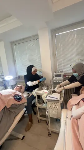 حابة تصبري خبيرة تجميل متمكنة من عملك وتحصلي على شهادة معترف عليها بأكثر من نصف دول العالم  مدرسة Geramnboard هي خيارك الأنسب🔥 بتتدربي عنا على جميع مشاكل البشرة وكل أنواعا ما بتتطلعي الا وانتي متمكنة نشالله😍 وكمان بعد التخرج ما منتركك اذا كنتي حابة تفتحي مركزك الخاص منساعدك حتى توصلي لحلمك💪🏽❤️ #skincare #beauty #reels #explore #explorepage #germany #ausbildung #girls #facemask #fypシ #germanboard #tiktok #instagram #power 