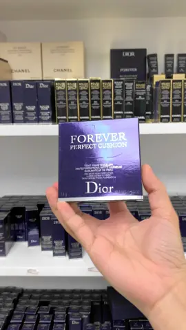 Dior Forever Perfect Cushion Tone 1N ✨ ជាប្រភេទម្សៅទឹកដែលអាចបិទបាំងស្នាមបានកំរិតស្រាលមិនធ្វើឲ្យមានអារម្មណ៍ថាធ្ងន់នៅលើស្បែក សាច់មិនសាច់ម្សៅមិនរលោងពេកក៏មិនស្ងួតពេកប្រើប្រាស់បានគ្រប់ប្រភេទស្បែក ជាប់បានពេញមួយថ្ងៃ 😍  #Dior #tychexcosmetic 