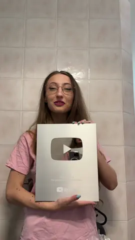 Ormai i miei video su Tiktok non vanno più nei “per te” da mesi, quindi mi sono spostata anche su YouTube da un mese e questo è il risultato 🩷 Ringrazio infinitamente tutta la community per il supporto e per aver scelto di seguirmi anche su YouTube. È stato il primo social a darmi un regalo, sono quasi commossa, GRAZIE🥹🩷 Se qualcuno sa come io possa aggiustare il mio account Tiktok sono felice di ricevere una mano😔