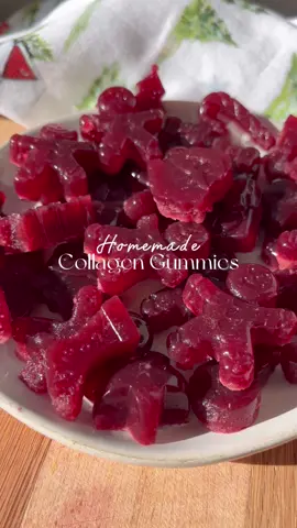 HOMEMADE COLLAGEN GUMMIES 🎄💕 Full recipe is in the caption of my Instagram post. #collagenrecipe #homemadegummies #gummiebears #healthyfruitsnack #tartcherryjuice #fruitsnacks #gelatinrecipes 