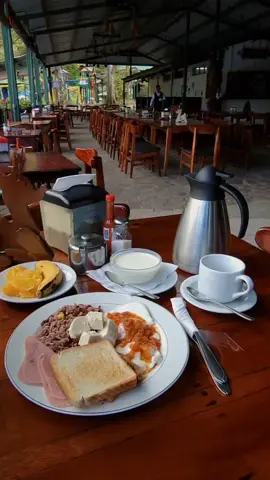 ¿Qué esperas para vivir esta hermosa experiencia? 😍  Amanecer con éste clima en medio de las montañas, recibir el día con un delicioso desayuno y el mejor café. ☕️ 😋  👉Visita nuestro sitio web y dale un vistazo a nuestras actividades navideñas. https://gustavocarrillo2012.wixsite.com/navidad . . 📍Estamos ubicados en el km 140 carretera Matagalpa, Jinotega Llámenos ☎️: (505)- 2770-1963. WhatsApp 📲: (505)- 85094871. Correo 📩: info@selvanegra.com . . #parati #foryou #foryoupage #fyp #selvanegra #selvanegranicaragua #hoteldemontaña #selvanegraecolodge #hoteldemontaña #navidad #desayuno #climaperfecto 