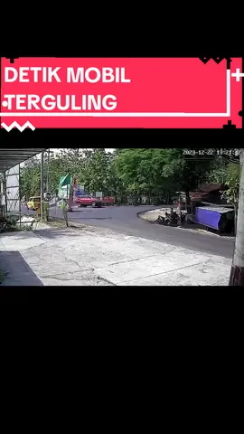 Detik-detik sebuah mobil terguling terekam oleh cctv pengawas dilokasi kejadian.  Kecelakaan tersebut terjadi di Persimpangan Srimpi, Karangmojo, Gunungkidul sekitar pukul 13.21 WIB pada Jum'at siang.  Mobil sempat bersengolan sehingga oleng dan terguling, warga yang berada dilokasi pun segera memberikan pertolongan, semoga tidak ada korban luka apapun.  Sing do ngati-ati braaay... #sekilas_gunungkidul #sekilasgunungkidul #gunungkidul #GUNUNGKIDUL #karangmojo #cctv #lakalantas #kecelakaan 