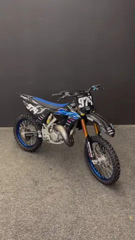 Encore une deco bien sympa sur cette 125 YZ avec option Chrome ! 🌈 Envie de personnaliser ta moto ? Rendez-vous sur 👉🏻 www.kreadesign.fr  #yamaha #yz #yz125 #125yz #kitdeco #kreadesign #graphic #kitgraphic #graphickit 