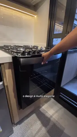 A estrela da cozinha do Bendito Review! 👩🏽‍🍳⭐ Depois de muita pesquisa, eles escolheram colocar um fogão de embutir! O escolhido foi o modelo Dako Diplomata Grill Style de 4 bocas da Dako. Além de lindo, ele é muito prático e cheio de facilidades! Tem painel digital com timer, grades fáceis de remover pra limpeza e que garantem firmeza pras panelas, função grill, relógio e Mega Chama! E se você está em busca de um pra chamar de seu, a Dako está sorteando 8 cozinhas no seu perfil, basta acessar a página @dakoeletrodomesticos no Instagaram e seguir todas as instruções do post fixado 💜 Mas corre, que o sorteio já está acabando!