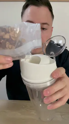 Das Müsli und die Milch berühren sich nie aber kommen gleichzeitig heraus