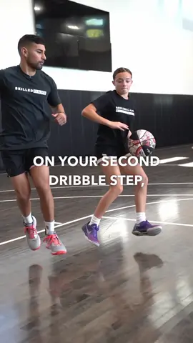 Using Inside Shoulder Bumps while you’re on the move can help get an aggressive defender off of you 🔑 There’s a variety of footwork you can utilize when bumping to create contact. This is one way that is effective!  Be aware of your reads and pivot options when coming to a 2 Foot Stop. #skilledgame @Liv Legend 