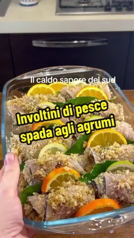 Ingredienti: 10 fette pesce spada (sottili) 80 g pangrattato 2 arance (biologiche) 2 limoni q.b. prezzemolo 25 g pinoli 30 g uvetta 15 g capperi (dissalati) 60 parmigiano grattugiato q.b. olio extravergine d’oliva 10 foglie limone (non trattate e bio) #ilcaldosaporedelsud 