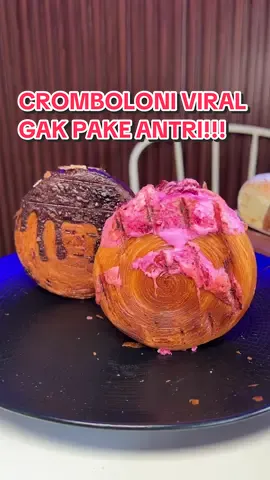 NYOBAIN CROMBOLONI VIRAL GAK PAKE ANTRI . Kalo ke Bandung pasti selalu mampir ke bakery satu ini karna selain harga ya murah tp kualitasnya juga terjaga guys. Cocok juga buat kalian yg cari oleh-oleh nih.  . 🏠: @momisbakery 📍 : jl. Pd. Mas Raya no.36 Cimahi Bandung ⏰ : 07.00 - 20.00 . #fyp #serunyakuliner #jelajahkuliner2 #kulinerindonesia #kulinertiktok #kulinernusantara #menuviral #serunyabelajar #cromboloni 