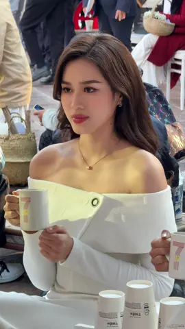 Chị em chúng tớ đi thưởng thức cafe 🥰 #dothiha #hoahauvietnam #tiktokgiaitri 