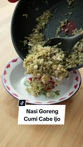 Masak cepat tapi tetap enak, rahasianya pakai Bumbu Giling dari Manita, aku pakai varian Nasi Goreng Cumi Cabe Ijo. Hasilnya lezat karena takarannya pas dan sudah ada cuminya. Yuk moms, cek varian lainnya, sudah tersedia di e-commerce atau selengkapnya follow Instagram @manitabumbugiling Resep Nasi Goreng Cumi Cabe Ijo (untuk 1 porsi) Bahan: 250 gr nasi putih 2 sdm minyak 1 batang daun bawang, iris 2 butir telur 80 gr bumbu giling nasi goreng cumi cabe ijo 1 sdm margarin Pelengkap: kerupuk telur mata sapi