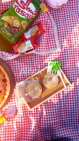 “ الأيام المُبهجة تصنعها العائلة ”❤ #picnicday #يوم_النزهة #في_يوم_همست_في_أذني_بدون_موسيقى #بيتزا 
