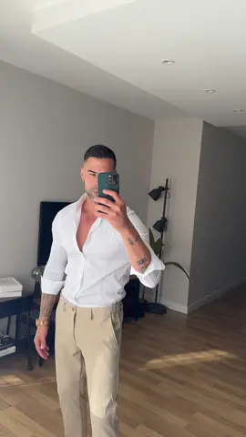 Pantalon chino beige 29,99€ Camisa slim blanca 29,99€ https://monr.es/products/camisa-blanca-slim-monr https://monr.es/products/pantalon-chino-beige-monr