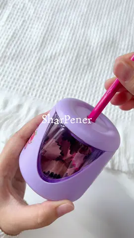 Dah nak masuk penggal baru ni, dah boleh beli kan anak² stationery baru. Kakak dah 2/3 kali mintak electric sharpener ni. Senang anak² nak guna, tak sakit tangan. Ibu pun kadang baran guna sharpener biasa tu. Melecet tangan tau 🤣 #sharpener #automaticsharpener #electricsharpener #sharpenerautomatic #sharpenermurahautomatik #pencilsharpener 