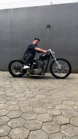 Detik-detik Atenx Katros kena kickback 😂 . . . . . . #chopper #miyabichopper #yamahasr400 #sr400 #motorcustom #ftw #fyp #kickstarter 