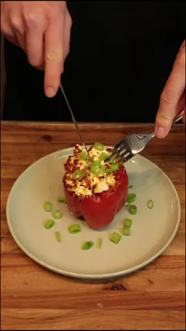 Die leckersten vegetarischen gefüllten Paprikas!😍🌶️🫑 Du brauchst: 3 Paprikas 135g Reis 1 Frühlingszwiebel 1 Knoblauchzehe 150g passierte Tomaten 1 EL Tomatenmark 1 TL Paprikapulver, Currypulver und Thymian 1 Feta Salz und Pfeffer