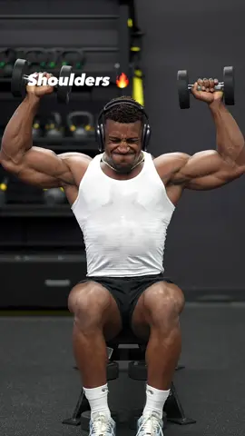 SHOULDERS 🔥 link in my bio for meals & training 🤝