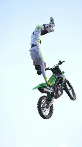 Handstands + dirt bikes 🤙 #FreestyleKings #Motocross 