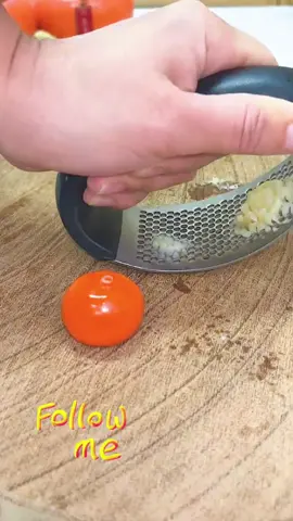 You can buy this garlic tool in my homepage showcase ❤️ #fy #fyp #typ #foryou #household #goodthing #homehacks #goodthings #homeimprovement #useful #Home #kitchen #bathroom #cleaning #smarthome #tiktokamerica #tiktok #tiktoker #tiktokusa #tiktokviral #tiktokshop #tiktokmademebuyit #foryoupage #fypage #fypシ゚viral #fypp #fyppppppppppppppppppppppp #fyy #fypdong #fyr #usa #foryoupage #foryoupageofficiall #usa_tiktok #usa🇺🇸 #goodstuff #goods #goodthingsharing #KitchenHacks #foryourpage 