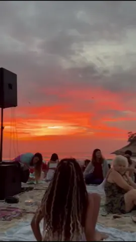 Uma das melhores experiências que tive, simplesmente muito lindo esse momento de conexão com voce e seu corpo e a beleza da natureza! #riodejaneiro #yogalover #yoga #yoganonascerdosol #sunset 