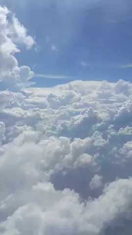 Dia terus berusaha ; Walaupun terpecah oleh hantaman angin.  Awan tetap bergerak.  24 Desember 2023 Cc : @archart2_  Hastag : #airplane  #aesthetic  #awan #langitestetik  #videoawanaesthetic  #videography  #viralvideos 