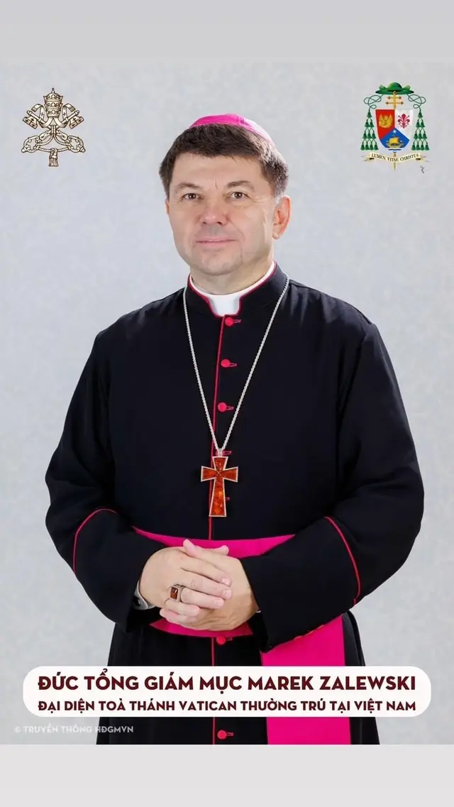 Tin Vui trước thềm Giáng Sinh BỔ NHIỆM ĐỨC TỔNG GIÁM MỤC MAREK ZALEWSKI LÀM ĐẠI DIỆN TOÀ THÁNH VATICAN THƯỜNG TRÚ TẠI VIỆT NAM Linh mục Giuse Đào Nguyên Vũ WHĐ (23.12.2023) – Hôm nay, thứ Bảy, ngày 23-12-2023, vào lúc 12g Vatican, tức 18g Việt Nam cùng ngày, Toà Thánh Vatican công bố: Đức Giáo Hoàng Phanxicô đã bổ nhiệm Đức Tổng Giám Mục Marek Zalewski, Tổng Giám Mục hiệu tòa Africa (nay là Tunisia), hiện đang là Sứ thần Toà Thánh tại Singapore kiêm Đại diện Toà Thánh không thường trú tại Việt Nam, làm Đại diện Toà Thánh Vatican thường trú tại Việt Nam. Đức Tổng Giám Mục Marek Zalewski sinh ngày 2-2-1963 tại Augustów, thuộc giáo phận Łomża, Ba Lan. Học triết học tại Đại chủng viện Łomża (1983-1985) và Thần học tại Đại chủng viện Firenze, Italia (1985-1989). Ngày 27-05-1989 thụ phong linh mục tại Nhà thờ chính toà Tổng Lãnh Thiên Thần Micae ở Łomża. Từ 1989-1991, cha Marek Zalewski là linh mục phụ tá giáo xứ Thánh Maria của Tổng giáo phận Firenze. Sau đó theo học tại Đại học Giáo Hoàng Gregoriana và tốt nghiệp Tiến sĩ giáo luật năm 1995; đồng thời cha còn tham dự các khoá học ngôn ngữ và chương trình của Trường Ngoại giao Toà thánh. Tháng Bảy năm 1995, cha Marek Zalewski bắt đầu tham gia ngành ngoại giao của Toà Thánh và trải qua nhiều sứ vụ: – Toà Sứ thần Toà thánh tại Cộng hoà Trung Phi (1995-98) – Phái đoàn ngoại giao tại Liên hiệp quốc, New York (1998-2001) – Toà Sứ thần Toà thánh tại Anh (2001-2004) – Toà Sứ thần Toà thánh tại Đức (2004-2008) – Toà Sứ thần Toà thánh tại Thái Lan (2008-2011) – Toà Sứ thần Toà thánh tại Singapore (2011-2012) – Toà Sứ thần Toà thánh tại Malaysia (2012-2014) Ngày 25-03-2014, Đức Giáo Hoàng Phanxicô bổ nhiệm ngài làm Tổng Giám Mục hiệu toà Africa (nay là Tunisia) và Sứ thần Toà Thánh tại Zimbabwe. Đức Tổng Giám Mục Zalewski đã chọn khẩu hiệu “Lumen vitae Christus” (Chúa Kitô, ánh sáng ban sự sống) làm châm ngôn cho sứ vụ giám mục. Ngoài tiếng mẹ đẻ, Đức Tổng Giám Mục Zalewski còn thông thạo tiếng Ý và tiếng Anh. Ngoài ra ngài cũng sử dụng tiếng Pháp, tiếng Đức và tiếng Tây Ban Nha.