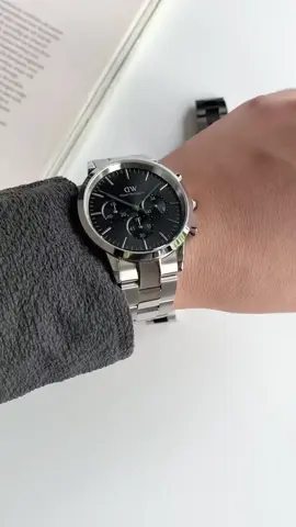 VỀ SẴN SLL mẫu đồng hồ lC0NlC CHR0N0GRAPH Không hổ danh là tay chơi thời trang chính hiệu, sở hữu mặt số 6 kim hoàn thiện với hiệu ứng màu sắc lấp lánh tuỳ góc sáng, tạo chiều sâu cuốn hút, mang đến vẻ đẹp sang trọng cho các bạn nam khi sở hữu bé cưng CHR0N0GRAPH  Phá tan định kiến “Đồng hồ Chronograph thì phải hầm hố