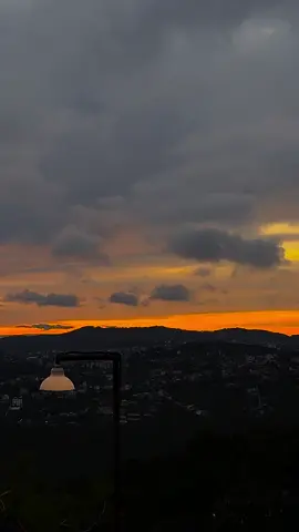 “Haruki Murakami đã từng nói: Người yêu bạn nhất không phải là lao đến với bạn khi họ nhìn thấy ánh sáng của bạn. Mà là khi họ nhìn thấy bạn đang vật lộn dưới bùn lầy. Họ sẽ bất chấp xấu hổ, nhẹ nhàng đưa tay về phía bạn.” #sunset #dalat 