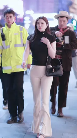 时尚街拍美女@韩艺 Hyi.✍🏻 #hellovietnam #gaixinhtrungquoc #gaixinhtiktok #gaixinhdouyin #setdoxinh #thoitrangnews #mostviralvideo 