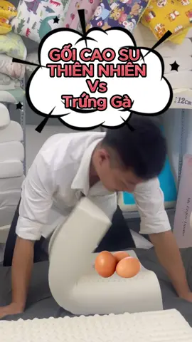Gối cao su với trứng gà. Liệu quả trứng có võ khi đè lên. Cùng xem gối cao su thiên nhiên giúp giảm đau mỏi cổ vao gáy làm được không nhaa #gối #caocấp #côngtháihọc #gốicaosu #wufan 