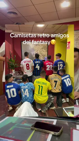 Amigo invisible camisetas retro con los amigos del fantasy🫡 #retro #fantasy #marca #football #futbol #amigos #amigoinvisible #camisetas #camisetasdefutbol #regalos #viral #viralvideo #risas #cena #navidad #greenscreen #foryou, #fyp, #challenge, #trendingsong, #viral, #explore, #foryoupage, #tiktoktrend, #dancechallenge #championsleague #champions 