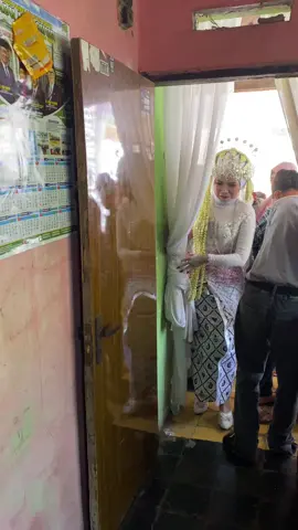Masyallah tabarakallah,momen acara nikahan sodara walaupun momen sedih 😭😭 ,momen mepelai wanita sungkem ke ibunya yg sedang sakit 😌😔,sebelum acara hari H resepsi nikahan ibu dari mempelai wanita mengalami kecelakaan dan luka serius di bagian p***** jadi buat duduk / berdiri lama lama engga bisa sakit dan terbaring terus ya allah nyesek nya 😭😭 #happyweeding #indramayuviral #indramayukotamangga🥭 #nikahansodaraperempuan #momensungkemannikah 