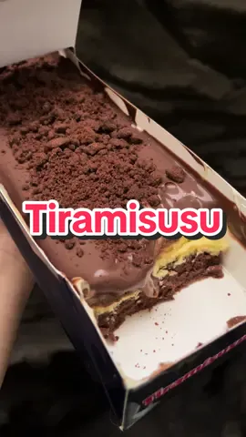 Emang boleh seenak ini? Yang ragu karna takut giung/kemanisan, gausah takut. Ini gak giung sama sekali, krn choco cream nya tuh agak pait. Tapi layer bawahnya manis milky. Jadi manisnya pas, mantep. Sponge cake-nya haduuuhh.. Lembut banget. Dimakan dingin2 tapi jangan sampe si cream nya itu nge-set banget ya biar lumerrr 🤤 #tiramisusu #tiramisusubandung #chocomory #kulinerbandung 