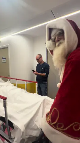 Visite du Pére Noël à l’hôpital pour apporter joie et bonheur!  #noel #perenoel #hopital #foryou #4you #santa #Love #enfantsmalades #bonheur #cadeau #benevolat #hospital 