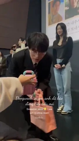 Fan: Em vừa nhận lương nên mua quà cho anh nè Dongwook: 😤 Anh đã bảo đừng tiêu tiền mà #이동욱 #leedongwook #stagegreetings #singleinseoulmovie #xuhuongtiktok 