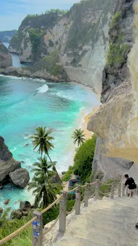 Hidup cuman sekali,  maka dari itu harus ke bali .. #bali #baliindonesia #diamondbeach #klingkingbeach #nusapenida #nusapenidaisland #pulaudewa 