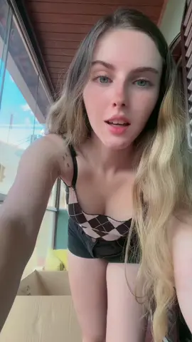 @Biababiv | 𝔅𝔢𝔞𝔱𝔯𝔦𝔷 🍓 Tinha gente passando na rua 😳😳 