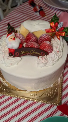 Japanese Christmas cake 🎀🇯🇵 #japanfoodhaul #japanvlog #americaninjapan #cakejapan #okinawajapan #whimsicalchristmas 