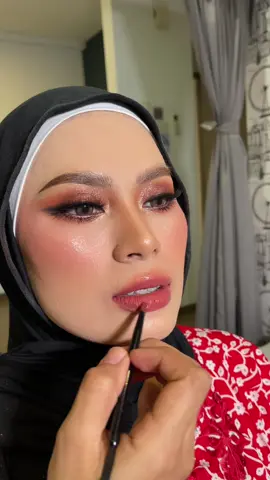 Awass lah dhikkk hakak jmpe teknik pakai lipstik cara baruu hakakkkk 😝😙😙😙 cecantik lah bibior bride hakak paih niiiiii 😋  #muafatinraihan #fyp #muamalaysia #makeupartist #fypシ #makeuptutorial #makeup #baseantibadai 