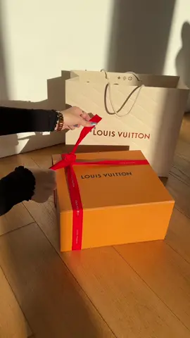 To me, from me☺️✨🫶🏼 #unboxing #fyp #lvbag #paris #paristiktok #holidaycountdown #christmastiktok #parisshopping #parisshoppinghaul #luxuryunboxing #placevendome #capucines #capucinesmini #lvunboxing #thechristmassong 