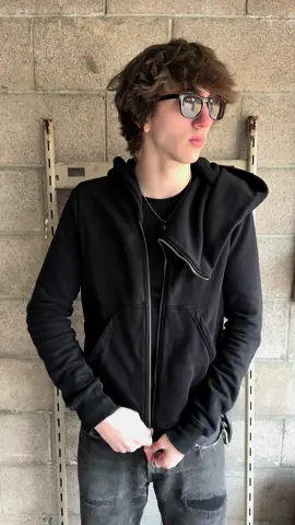 FW15 Rick Owens ‘Mountain’ Asymmetric-zip Oversized Hoodie 🧙🪄 Debuting in the fall of 2015, this so-called ‘Wizard Hood Hoodie’ is widely known as the mountain zip-up. Features an asymmetric zipper mechanism, layered collar and a hood big enough to cast spells.  #rickowens #rickowensdrkshdw #rickowensonline #rickowensshoes #archive #archivefashion #fashion #style 